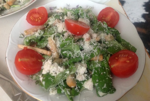 Салат «Цезарь» с чесноком