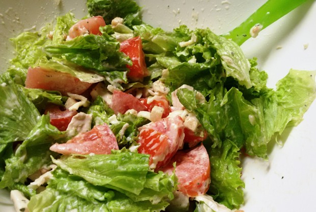 Салат «Цезарь» с курицей и адыгейским сыром