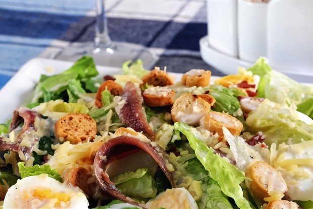 Салат «Цезарь» с курицей и анчоусами