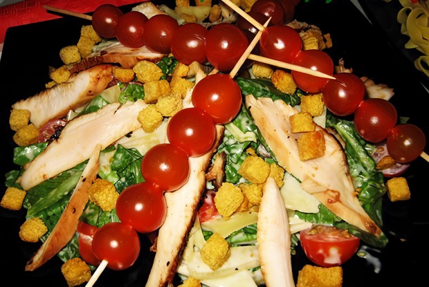 Салат «Цезарь» с курицей и беконом