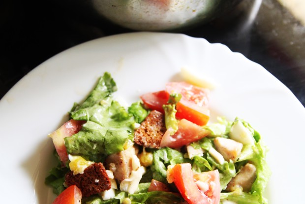 Салат «Цезарь» с курицей, овощами и сыром