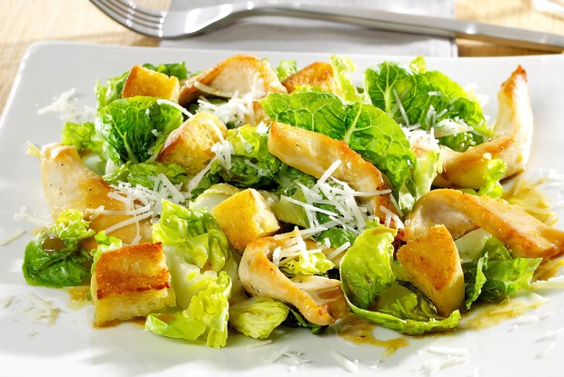 Салат «Цезарь» с курицей и горчицей