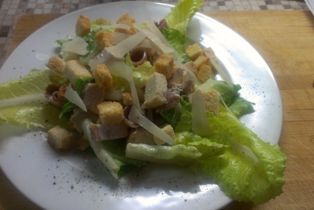 Салат «Цезарь» с куриной грудкой и анчоусами