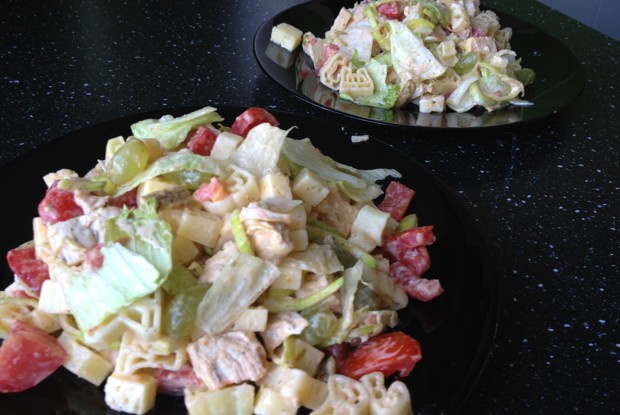 Салат «Цезарь» с макаронами