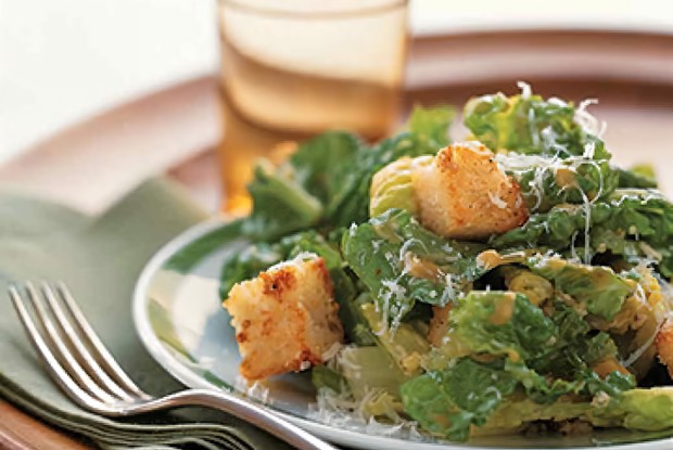 Салат «Цезарь» с маринованной обжаренной куриной грудкой и классической заправкой с вустерширским соусом