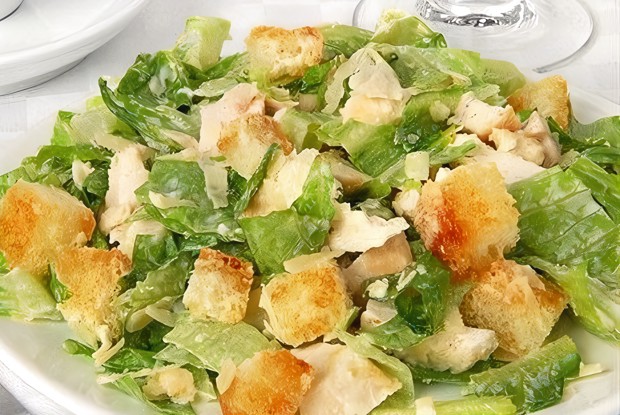 Салат «Цезарь» с огурцами и маслинами