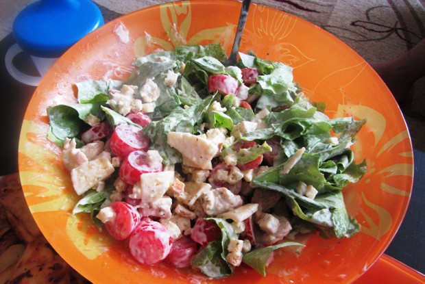 Салат «Цезарь» с пармезаном и помидорами