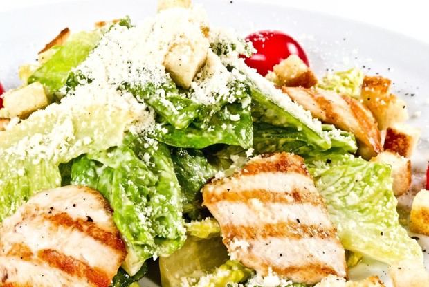 Салат «Цезарь» с пармезаном