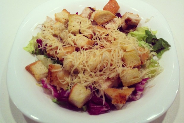 Салат «Цезарь» с сырным соусом