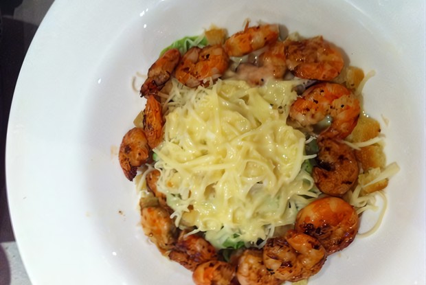 Салат «Цезарь» с жареными креветками и чесночными гренками