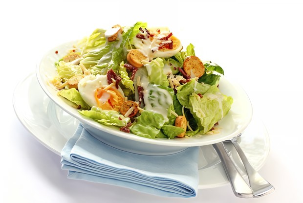 Салат «Цезарь» с желтыми помидорами черри и изюмом