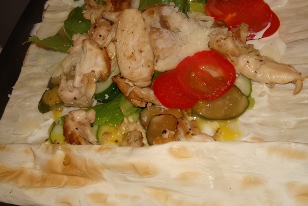 Салат «Цезарь» в лаваше