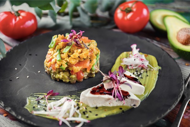 Салат чечевицы c тофу и майонезом из фасоли