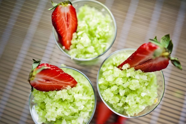 Салат-десерт из сельдерея, яблок и киви с йогуртом