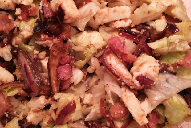 Салат фризе с беконом, финиками и красным луком