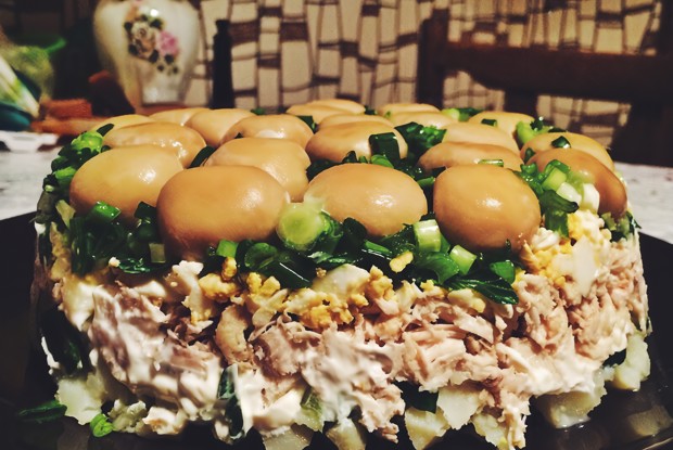 Салат «Грибная поляна» с консервированными шампиньонами