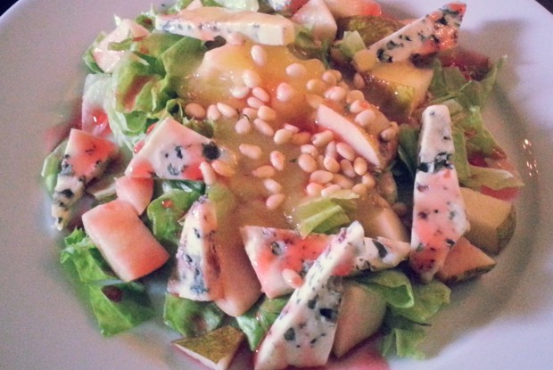 Салат «Груши в сыре»