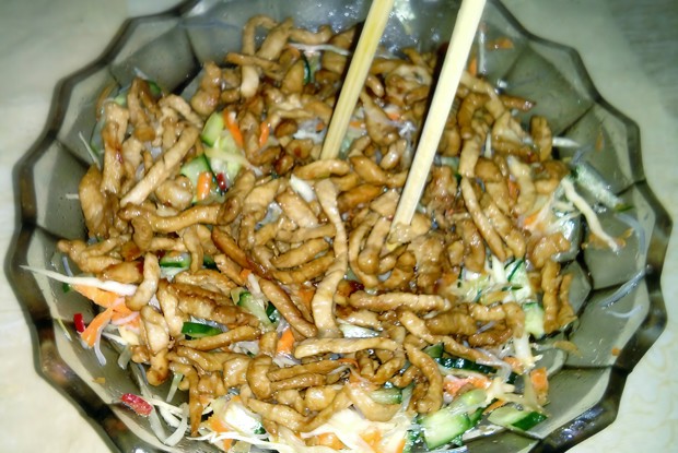 Салат «Хэйхэ» с лапшой и свининой