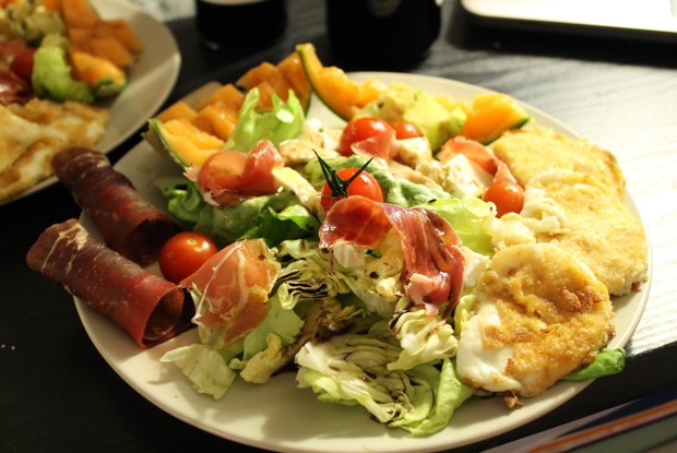 Салат итальянский с дольками дыни, панированной моцареллой, под бальзамическим соусом