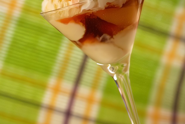 Салат из абрикосов, черешни и смородины со сгущенным молоком