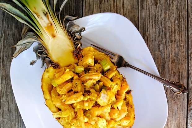 Салат из ананаса, курицы и орехов