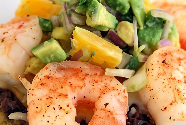 Салат из ананасов с авокадо и красным луком