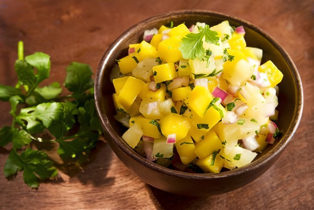 Салат из ананасов с чесноком