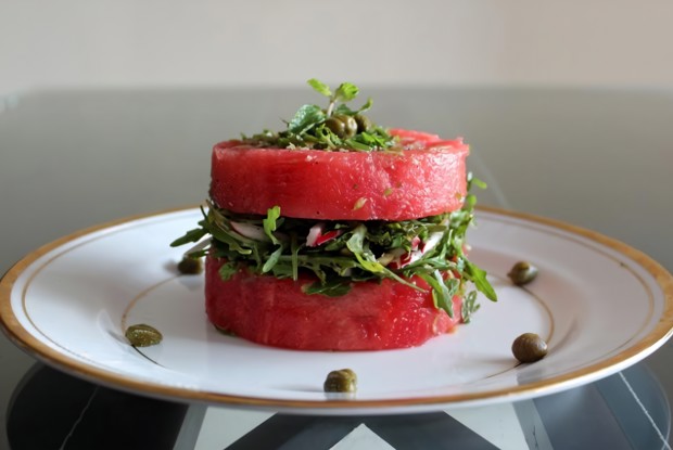 Салат из арбуза, рукколы и редиса