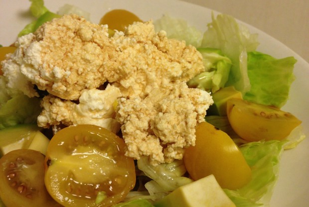 Салат из авокадо, черри и зерненого творога