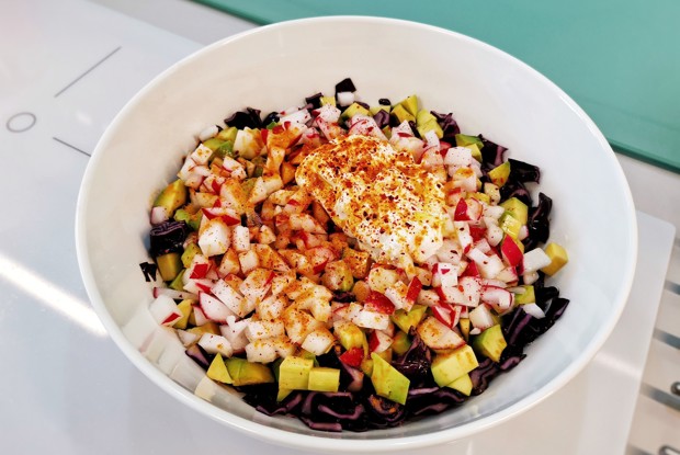 Салат из авокадо и красной капусты со сметаной