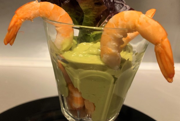 Салат из авокадо и креветок с двумя соусами