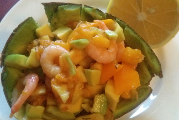 Салат из авокадо и креветок