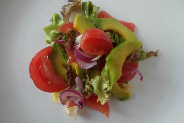 Салат из авокадо и овощей