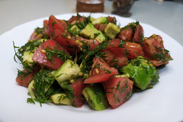 Салат из авокадо и помидоров