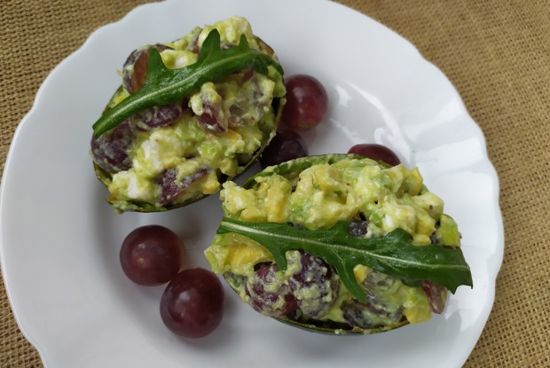 Салат из авокадо и винограда