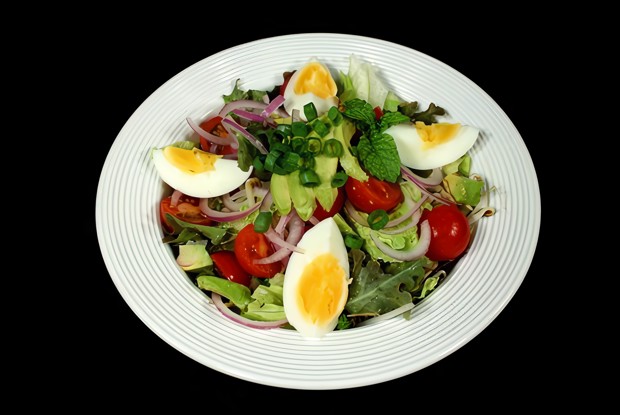 Салат из авокадо и яиц