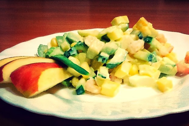 Салат из авокадо, креветок и яблока