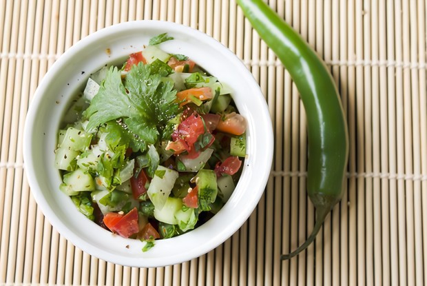 Салат из авокадо и огурца по-индийски