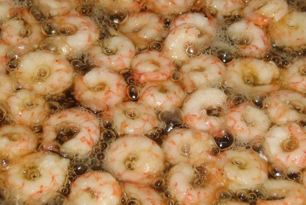 Салат из авокадо с креветками и помидорами