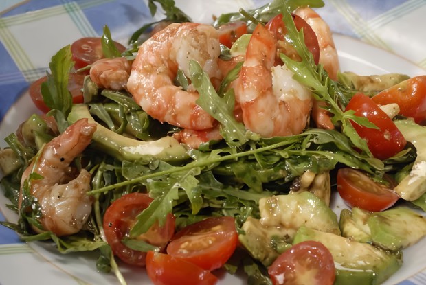 Салат из авокадо с креветками