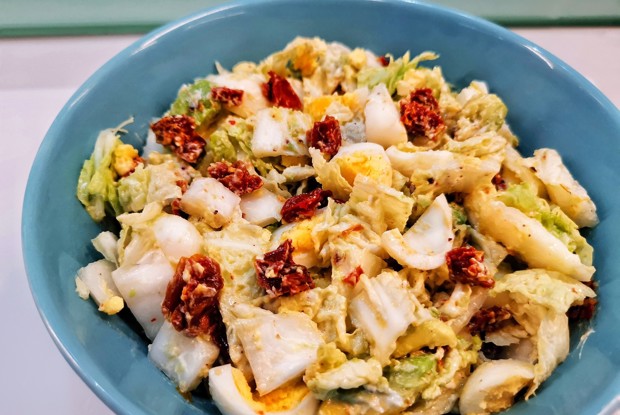 Салат из авокадо с перепелиными яйцами и вялеными томатами