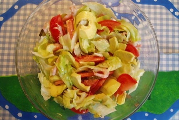 Салат из авокадо с помидорами и грецкими орехами