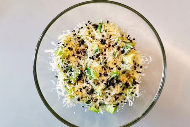 Салат из авокадо с сыром и шафраном