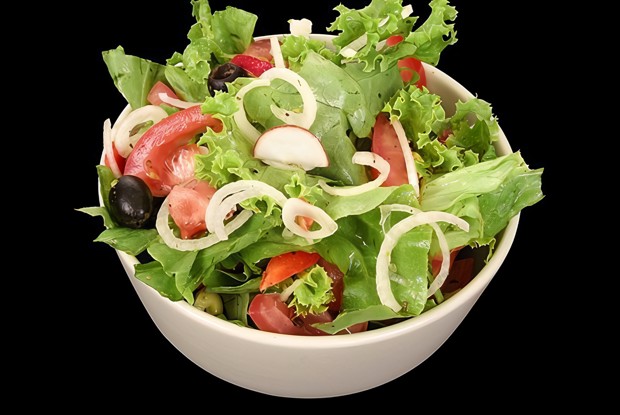 Салат из авокадо, томатов и базилика