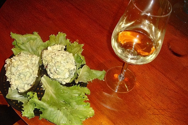 Салат из авокадо в лодочке