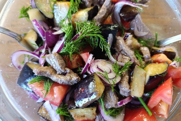 Салат из баклажанов и помидоров с говядиной