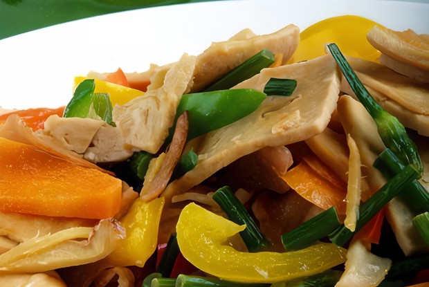 Салат из баклажанов и тофу с имбирно-соевым соусом