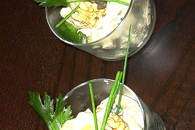 Салат из банана с сельдереем и козьим сыром