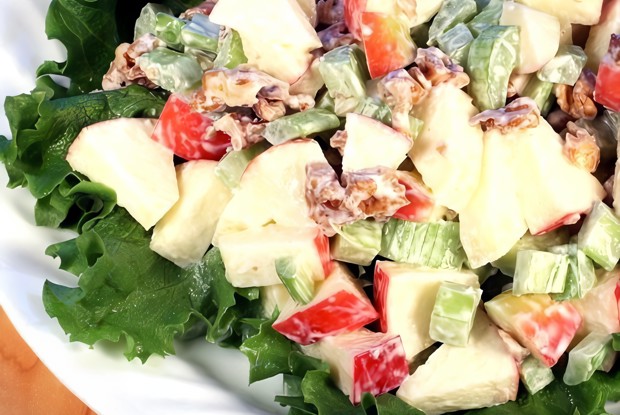 Салат из бананов, яблок и сельдерея