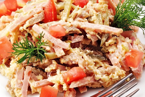 Салат из бекона с сыром, грецкими орехами и каперсами